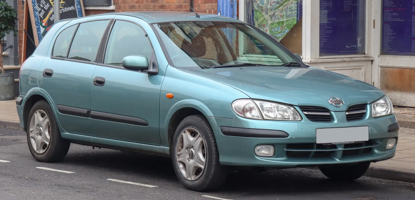 Nissan Almera II Hatchback (N16)