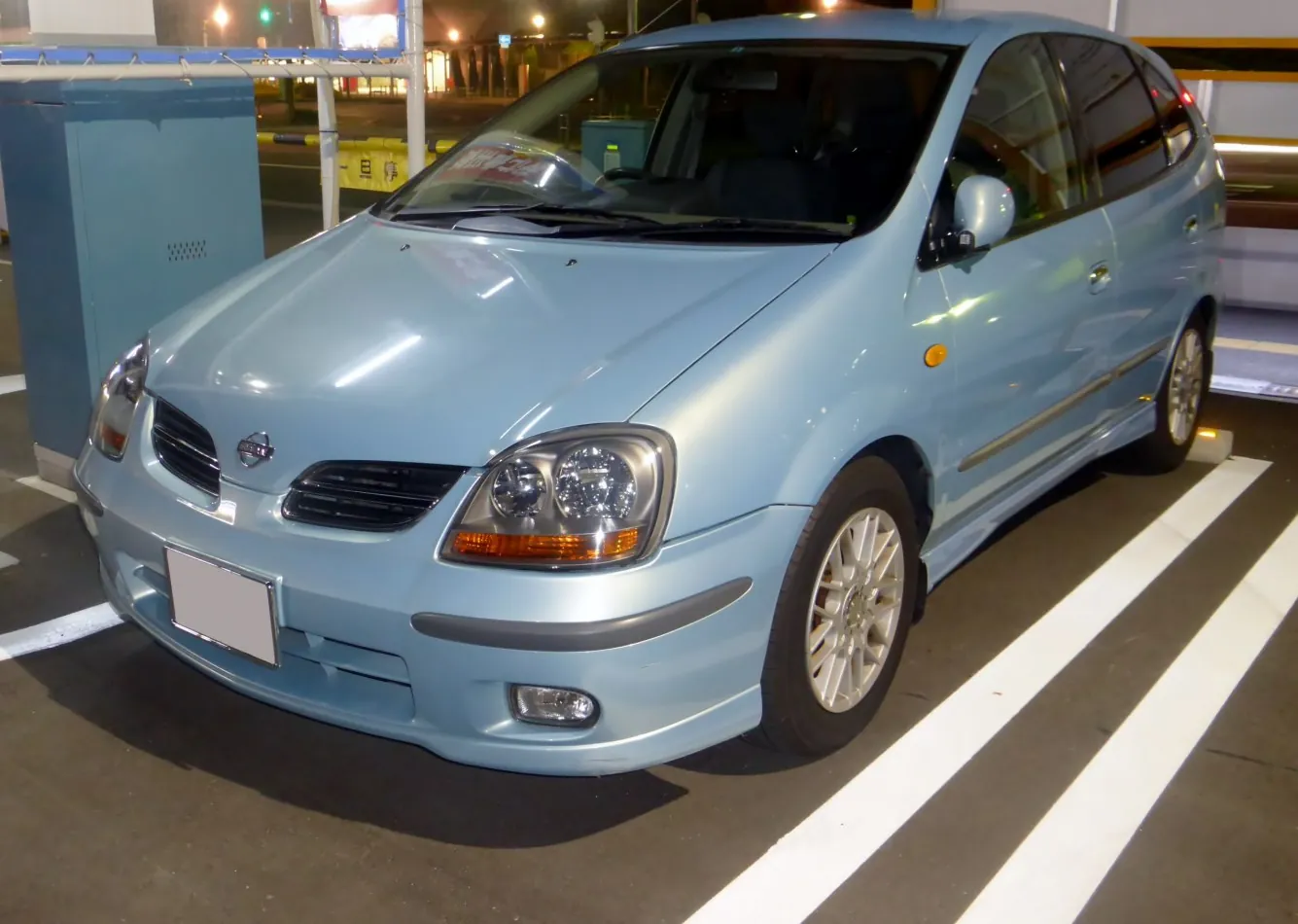 Nissan Tino (V10)