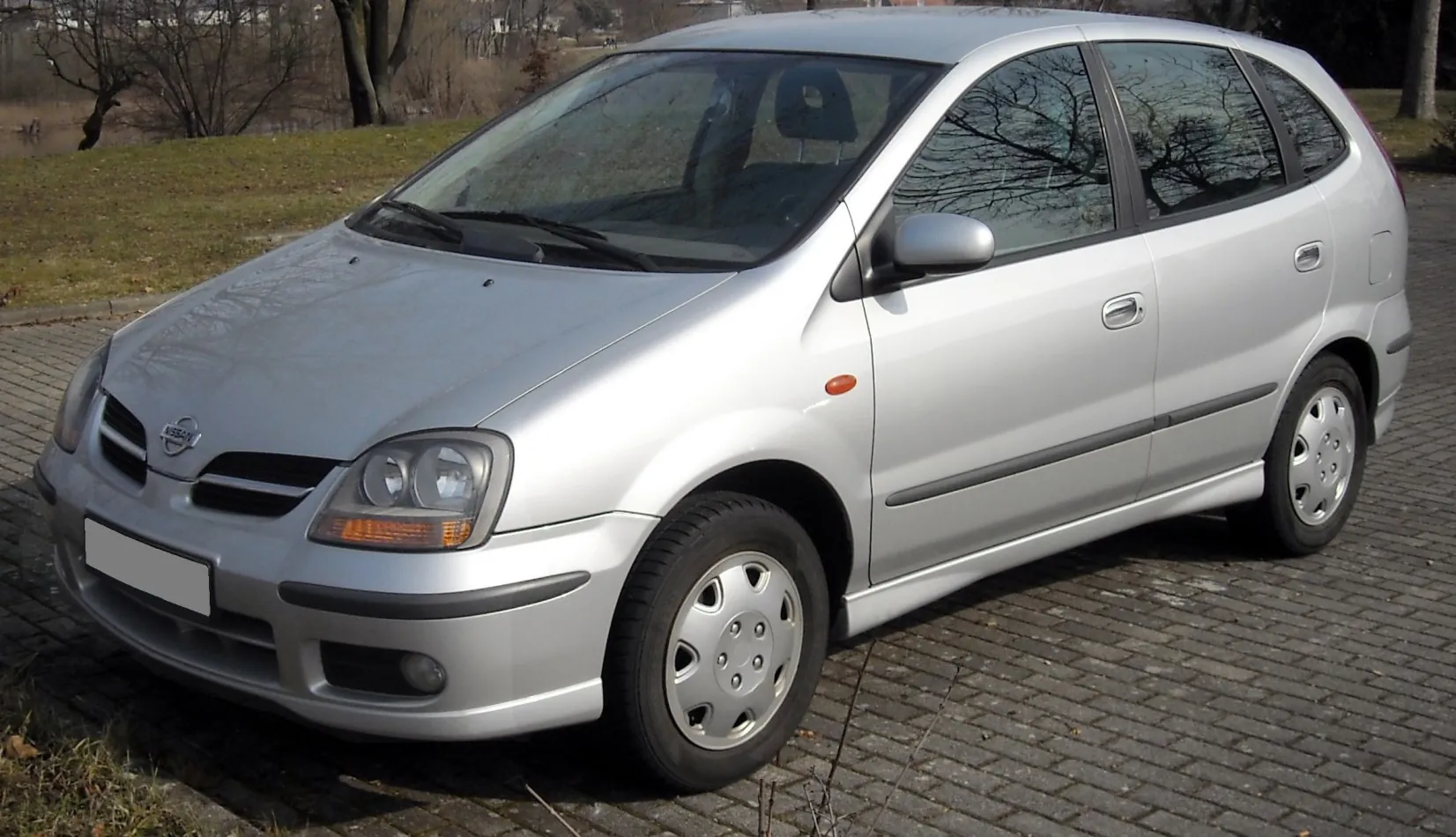 Nissan Almera Tino
