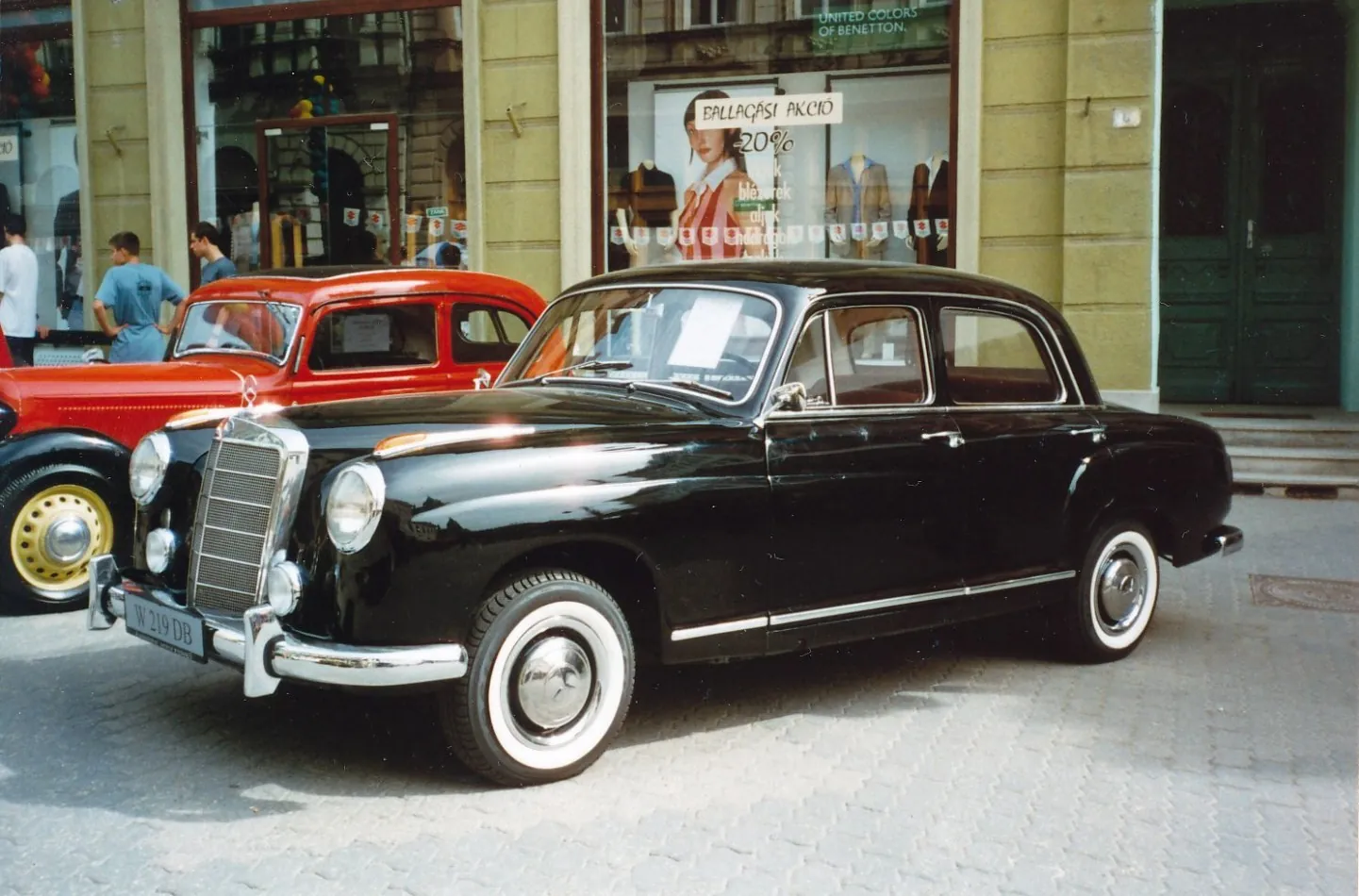 Mercedes-Benz W105 Sedan