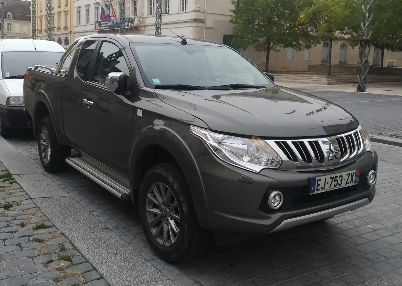 Mitsubishi L200 V Club Cab