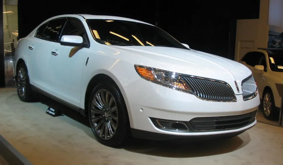 Lincoln MKS I (facelift 2013)